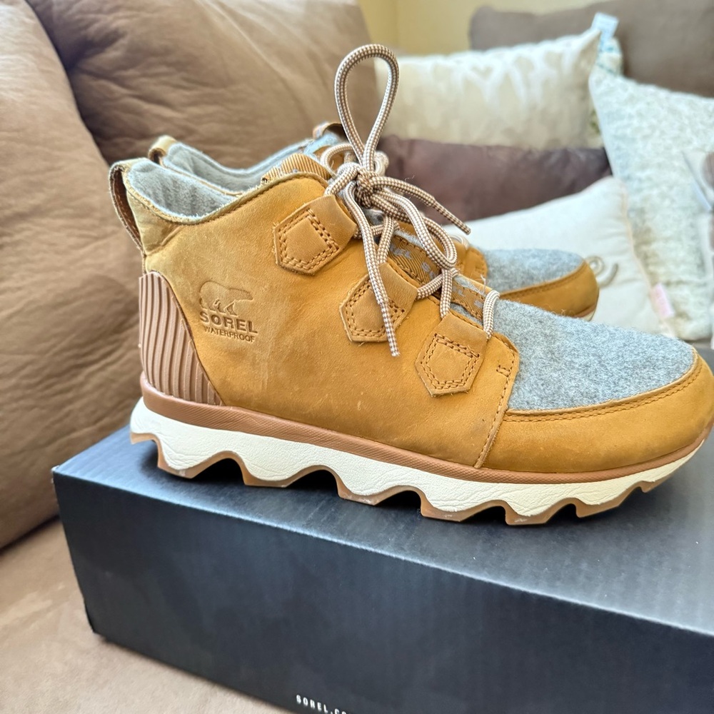 SOREL Women's Kinetic Caribou Waterproof Boot camel brown size 8